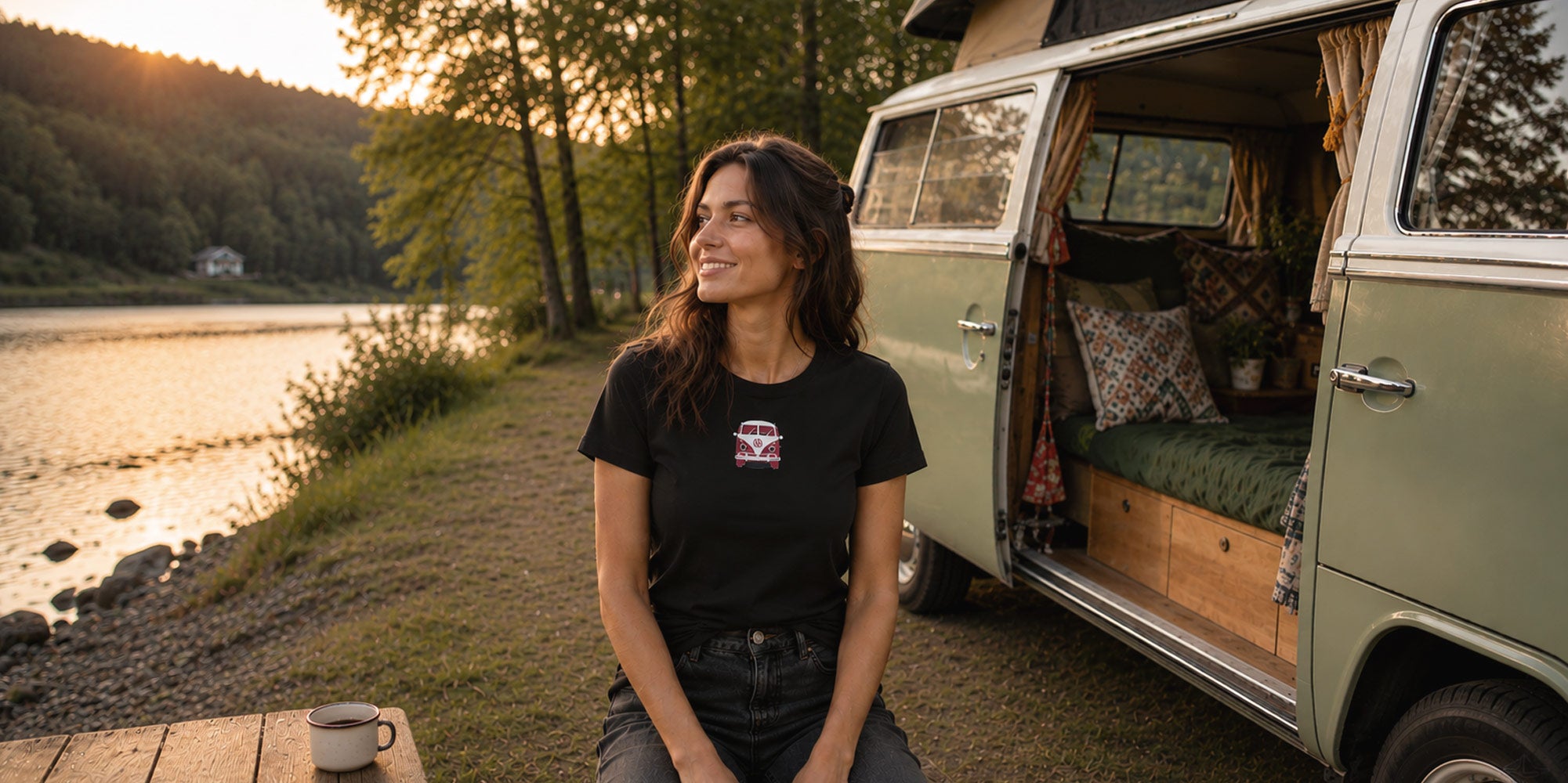 Frau mit VW-Bulli T-Shirt sitzt vor ihrem Bulli an einem,Spätsommerabend